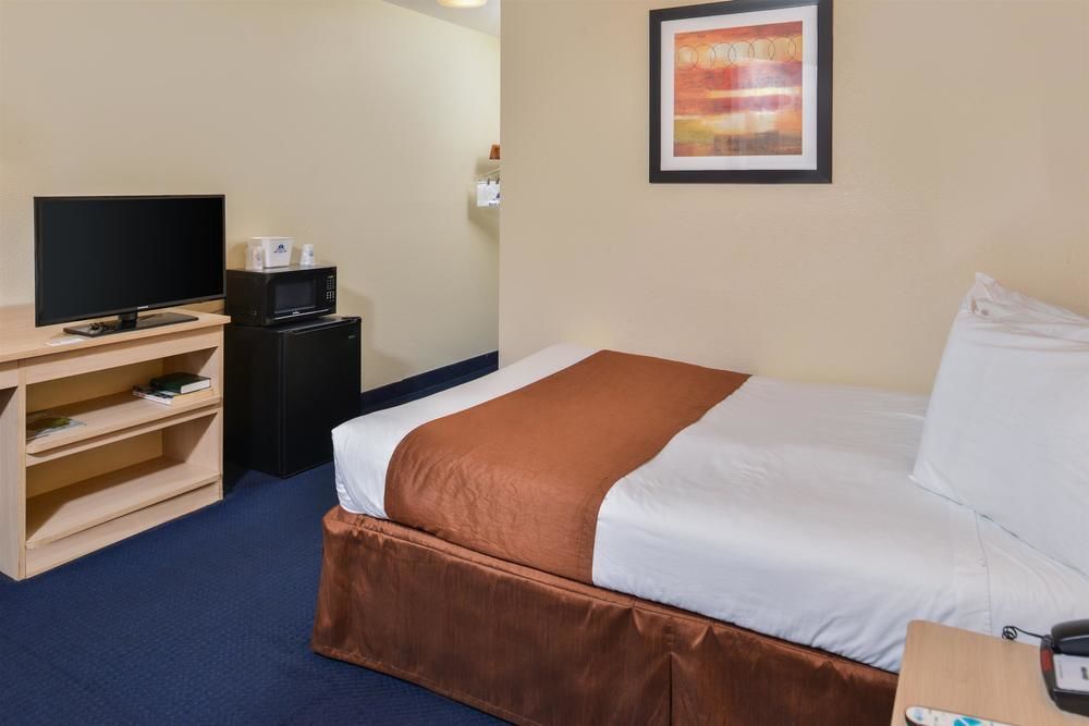 Days Inn By Wyndham ニュー・フィラデルフィア エクステリア 写真