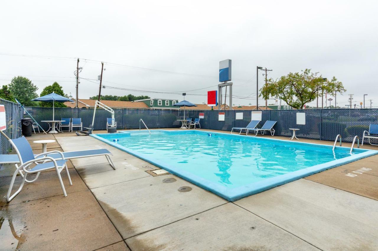Days Inn By Wyndham ニュー・フィラデルフィア エクステリア 写真