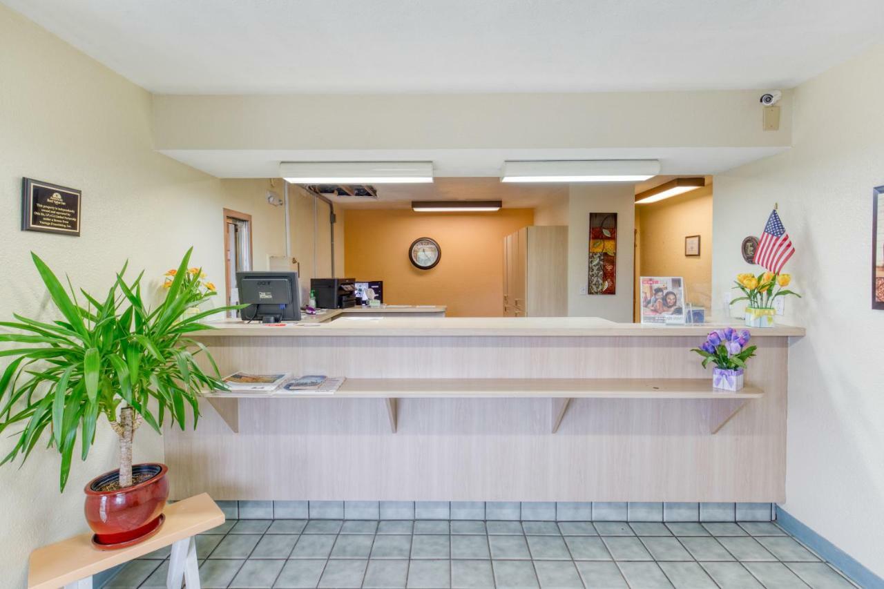 Days Inn By Wyndham ニュー・フィラデルフィア エクステリア 写真