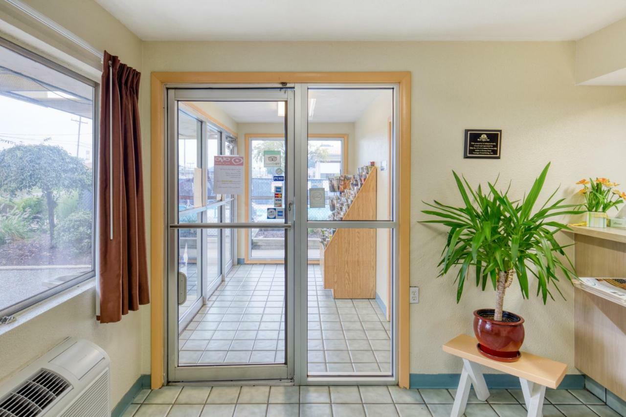 Days Inn By Wyndham ニュー・フィラデルフィア エクステリア 写真